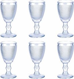 Uso de vasos de licor pequeños para preparar cócteles deliciosos