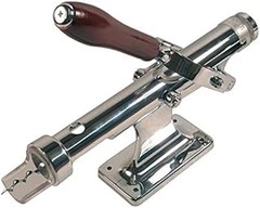 Cómo mantener y limpiar tu sacacorchos de pared para vino